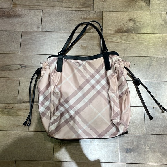 Burberry Bag. Good condition. See photos Littles stains. - Picture 8 of 9